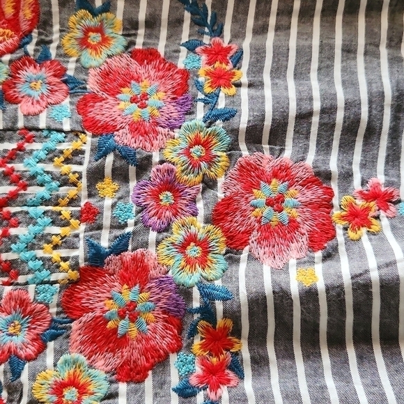 𝅺Savanna Jane Embroidered Blouse - Picture 5 of 7